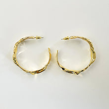 Load image into Gallery viewer, BIJOU SOLITAIRE(Irregular C-shaped earrings)