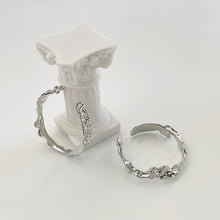 Load image into Gallery viewer, BIJOU SOLITAIRE(Irregular C-shaped earrings)