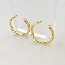 Load image into Gallery viewer, BIJOU SOLITAIRE(Irregular C-shaped earrings)